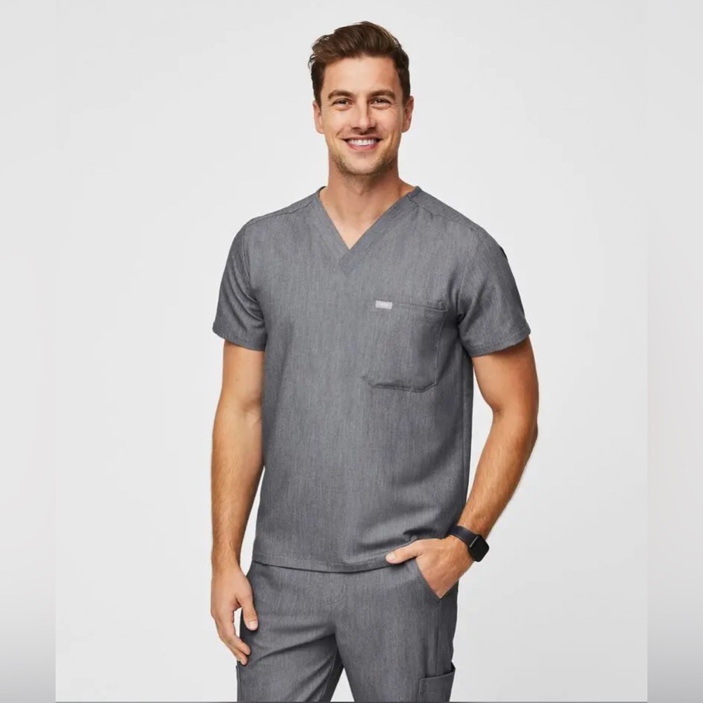 Figs Leon Three-Pocket Scrub Top in Graphite. Size L